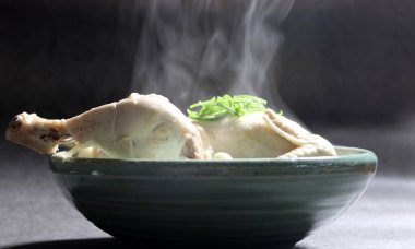 Samgyetang besleyici bir yemektir. Sarımsaklı Kore tavuk çorbası.. 