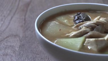 Ev yapımı soya fasulyesi ezmesi çorbası. Tavuk göğsüyle kaynatılmış soya fasulyesi çorbası..