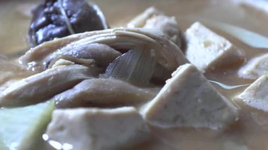 Ev yapımı soya fasulyesi ezmesi çorbası. Tavuk göğsüyle kaynatılmış soya fasulyesi çorbası..