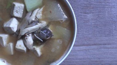 Tavuk göğsüyle kaynatılmış soya fasulyesi çorbası. Fasulye mayalayan bir sostan yapılan lezzetli bir çorba.