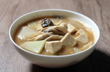 Ev yapımı soya fasulyesi ezmesi çorbası. Fasulye mayalayan bir sostan yapılan lezzetli bir çorba. Tavuk göğsüyle kaynatılmış soya fasulyesi çorbası..