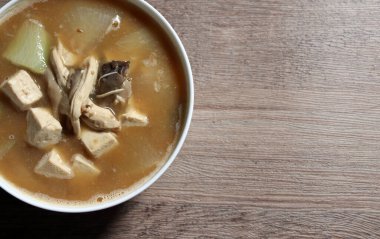 Ev yapımı soya fasulyesi ezmesi çorbası. Fasulye mayalayan bir sostan yapılan lezzetli bir çorba. Tavuk göğsüyle kaynatılmış soya fasulyesi çorbası..