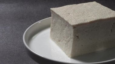 Soya fasulyesinin haşlanmasıyla yapılan soya peyniri. Soya fasulyesinden yapılmış sağlıklı bir yemek. Kaynayan fasulyelerden yapılmış bir Kore tofu 'su..