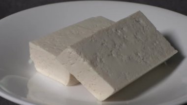 Soya fasulyesinin haşlanmasıyla yapılan soya peyniri. Soya fasulyesinden yapılmış sağlıklı bir yemek. İki dilim tofu..