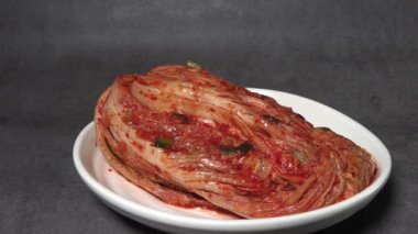 Kimchi, tuzlanmış lahana tarafından yapılan ve çeşitli baharatlarla tatlandırılmış mayalanmış bir yemektir. Kore geleneksel mayalanmış kimchi..
