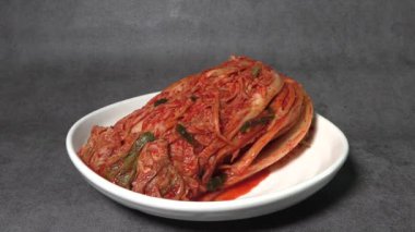 Geleneksel Kore mayalanmış Baechu-kimchi yemeği. Mayalanmadan sonra lahana depolanmış ve yenmiş yiyecekler.. 