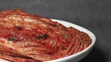 Kimchi, tuzlanmış lahana tarafından yapılan ve çeşitli baharatlarla tatlandırılmış mayalanmış bir yemektir. Kore geleneksel mayalanmış kimchi..