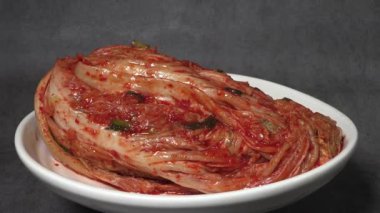 Kimchi, tuzlanmış lahana tarafından yapılan ve çeşitli baharatlarla tatlandırılmış mayalanmış bir yemektir. Geleneksel Kore mayalanmış yemeği Baechu-kimchi.