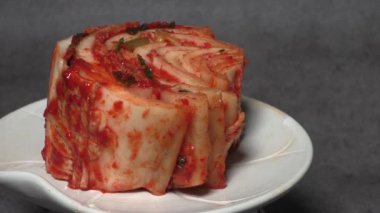 Kimchi, tuzlanmış lahana tarafından yapılan ve çeşitli baharatlarla tatlandırılmış mayalanmış bir yemektir. Kore geleneksel mayalanmış kimchi..