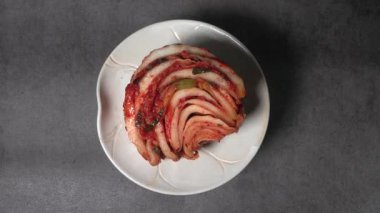 Kimchi, tuzlanmış lahana tarafından yapılan ve çeşitli baharatlarla tatlandırılmış mayalanmış bir yemektir. Kore geleneksel mayalanmış kimchi..