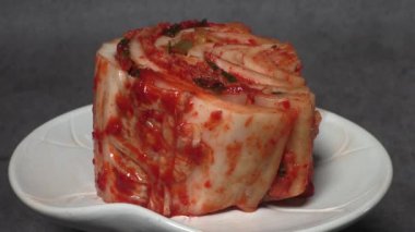 Kimchi, tuzlanmış lahana tarafından yapılan ve çeşitli baharatlarla tatlandırılmış mayalanmış bir yemektir. Geleneksel Kore mayalanmış yemeği Baechu-kimchi.
