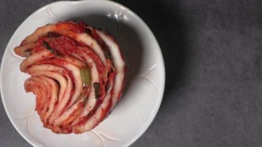 Mayalanmadan sonra lahana depolanan ve yenen yiyecekler. Geleneksel Kore mayalanmış yemeği Baechu-kimchi.