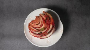 Mayalanmadan sonra lahana depolanan ve yenen yiyecekler. Kore geleneksel mayalanmış kimchi..