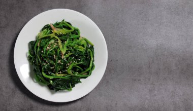 Ispanak yeşillikleri kaynar suda beyazlatılmış. Tuz ve susam yağıyla tatlandırılmış ıspanak sebzeleri.. 