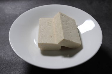 İki dilim tofu. Kaynayan fasulyelerden yapılmış bir Kore tofu 'su..