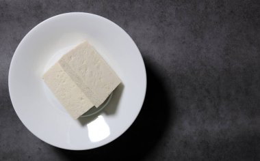 Soya fasulyesinin haşlanmasıyla yapılan soya peyniri. İki dilim tofu..