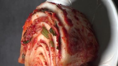 Mayalanmadan sonra lahana depolanan ve yenen yiyecekler. Kore geleneksel mayalanmış kimchi..