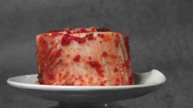 Kimchi, tuzlanmış lahana tarafından yapılan ve çeşitli baharatlarla tatlandırılmış mayalanmış bir yemektir. Kore geleneksel mayalanmış kimchi..