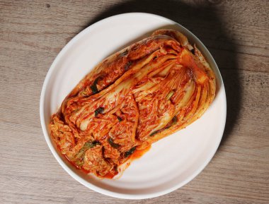 Kimchi, tuzlanmış lahana tarafından yapılan ve çeşitli baharatlarla tatlandırılmış mayalanmış bir yemektir. Mayalanmadan sonra lahana depolanmış ve yenmiş yiyecekler..