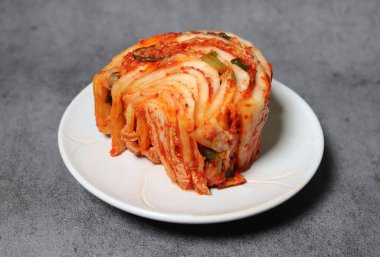 Kimchi, tuzlanmış lahana tarafından yapılan ve çeşitli baharatlarla tatlandırılmış mayalanmış bir yemektir. Geleneksel Kore mayalanmış yemeği Baechu-kimchi.