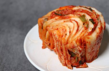 Kimchi, tuzlanmış lahana tarafından yapılan ve çeşitli baharatlarla tatlandırılmış mayalanmış bir yemektir. Geleneksel Kore mayalanmış yemeği Baechu-kimchi.