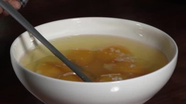 Yumurtaları yemek çubuğuyla çırp. Yumurtayı tuzla karıştır..