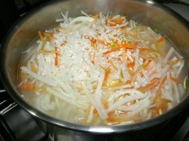 Sebzeli sağlıklı pirinç pişir. Bir yemek sahnesinin yakın çekimi..