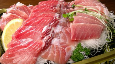 Soğuk ton balıklı sashimi 'yi yakından çek. Taze deniz ürünleri..