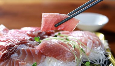 Soğuk ton balıklı sashimi 'nin yakın plan fotoğrafı. Taze deniz ürünleri tabağı. Çubuklu çiğ balık al..