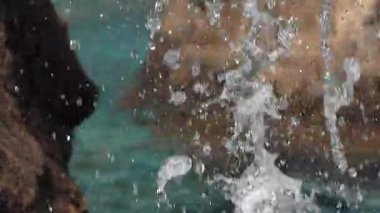 Serin, damlayan bir derenin yakın çekimi..