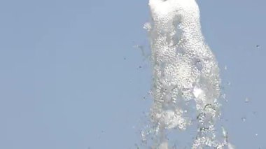 Serin, damlayan bir derenin yakın çekimi..