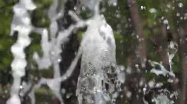 Serin, damlayan bir derenin yakın çekimi..
