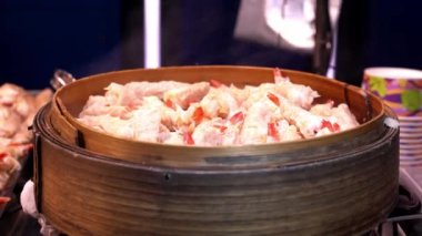 Shumai buğulamalı sos, buharlı karides wonton açık bambu sepetinde Çin mantısı. 