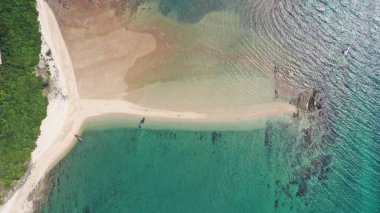 Güzel adanın havadan manzarası Hon Ca Chep Co To Island Vietnam 'a yakın.