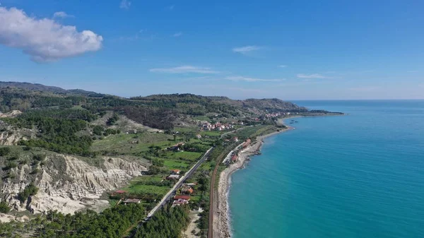 İtalya 'nın güneyindeki Reggio Calabria yakınlarındaki Palizzi Marina' nın güzel hava manzarası.