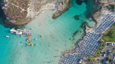 Ayia Napa Kıbrıs 'taki Nissi Sahili' nin güzel hava manzarası