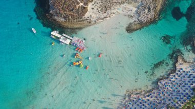 Ayia Napa Kıbrıs 'taki Nissi Sahili' nin güzel hava manzarası