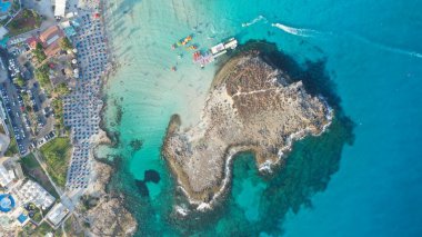 Ayia Napa Kıbrıs 'taki Nissi Sahili' nin güzel hava manzarası