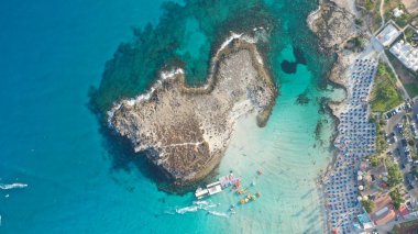 Ayia Napa Kıbrıs 'taki Nissi Sahili' nin güzel hava manzarası
