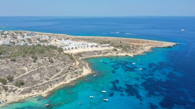 Ayia Napa Kıbrıs 'taki Konnos Plajı' nın güzel hava manzarası