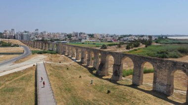 Larnaka Kıbrıs 'taki Kamares su kemerinin güzel hava manzarası