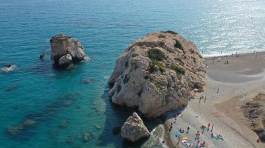 Paphos Kıbrıs 'ta Afrodit' in kayası Petra tou Romiou 'nun güzel manzarası