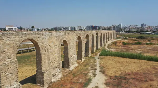 Larnaka Kıbrıs 'taki Kamares su kemerinin güzel hava manzarası