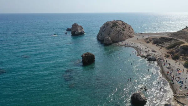 Paphos Kıbrıs 'ta Afrodit' in kayası Petra tou Romiou 'nun güzel manzarası