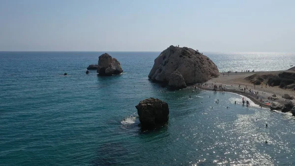 Paphos Kıbrıs 'ta Afrodit' in kayası Petra tou Romiou 'nun güzel manzarası