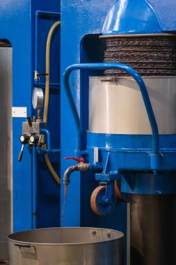 Ekolojik ekstra bakire zeytinyağı üretimi modern teknoloji, tanklar, teneke kutular, basın makinesi