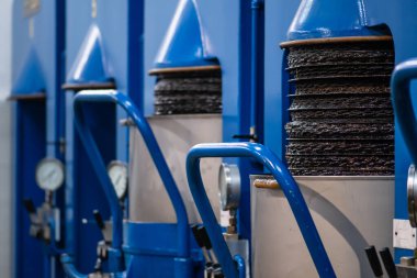 Ekolojik ekstra bakire zeytinyağı üretimi modern teknoloji, tanklar, teneke kutular, basın makinesi