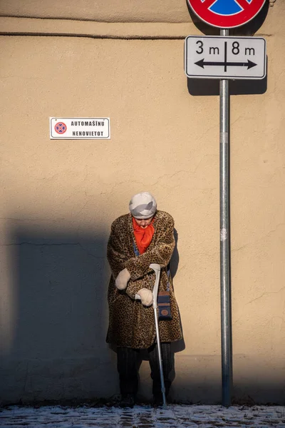 Riga Lettland November 2022 Ältere Frau Winterkleidung Mit Krücke Und — Stockfoto