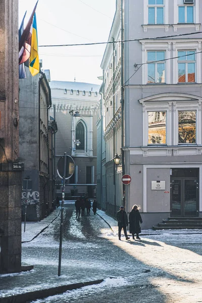 Riga Letônia Novembro 2022 Caminhada Casal Luz Sol Rua Cidade — Fotografia de Stock