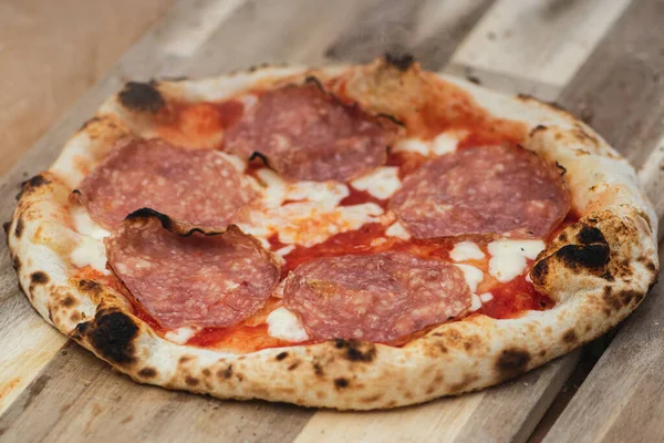 Pizza Caliente Lista Para Comer Con Salsa Tomate Mozzarella Carne — Foto de Stock